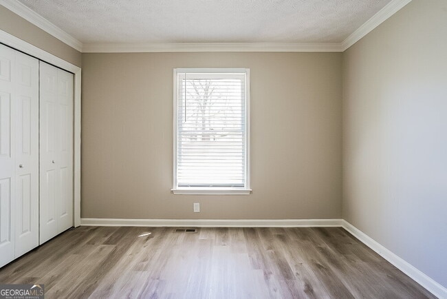 Building Photo - 301 Sandhurst Way SW