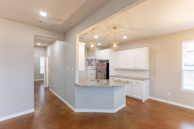 Building Photo - Modern Glen Rose Home with Open Layout