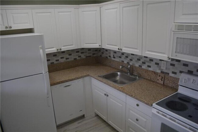 Building Photo - 2710 Riverside Dr