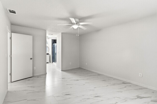 Building Photo - PENDING APPLICATION-Newly Renovated 3-Bedroom Home in Emerald Lake Colony – Move-In Special!