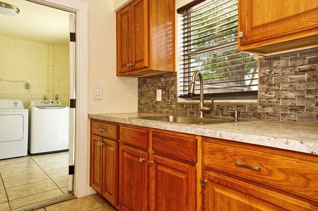 Building Photo - Nice 3/2 with 1 car garage fully fenced ba...