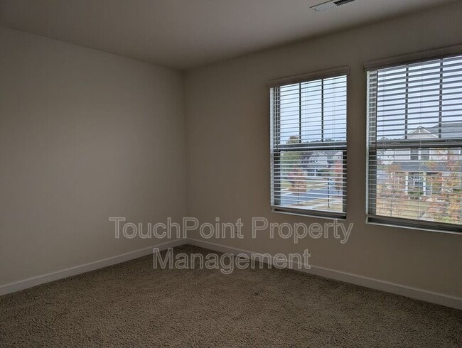 Building Photo - 5906 Fenway Dr