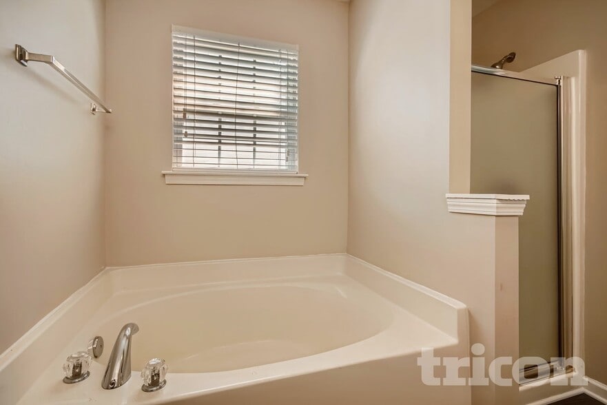 Building Photo - 5606 Fenway Dr