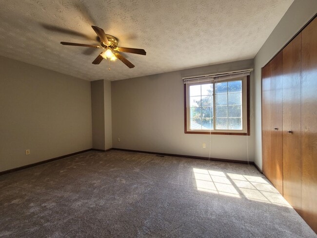 Building Photo - 3 Bedroom, 2.5 Bath Townhouse in Beavercreek!
