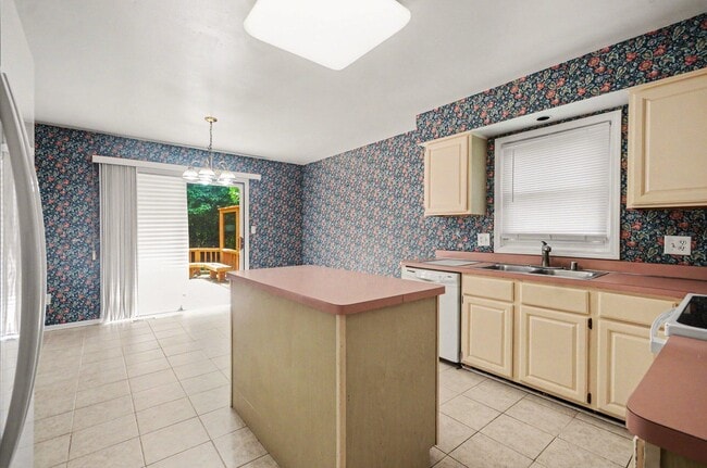 Building Photo - 456 Essex Dr