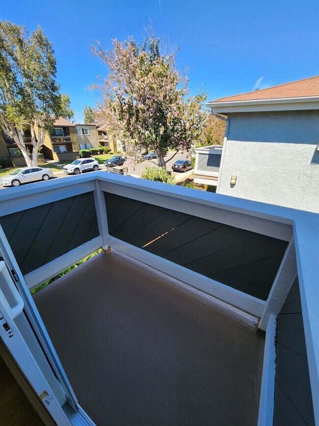 Building Photo - 3 Bedroom 2 Bath Upper Unit in Mira Mesa