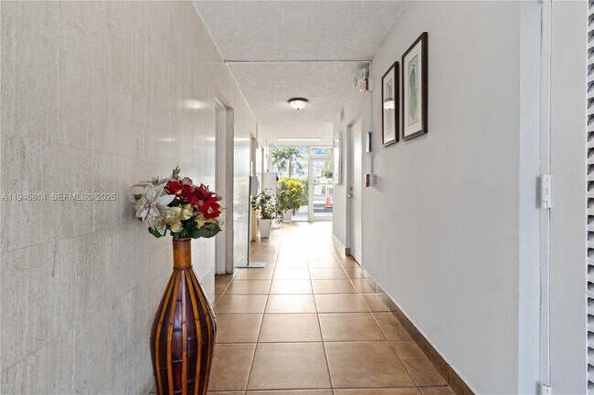 Building Photo - 1801 S Treasure Dr