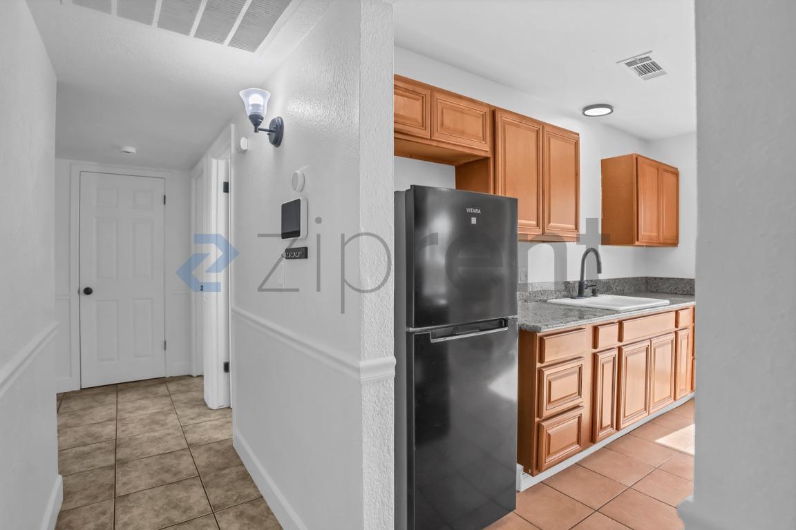 Building Photo - Unit