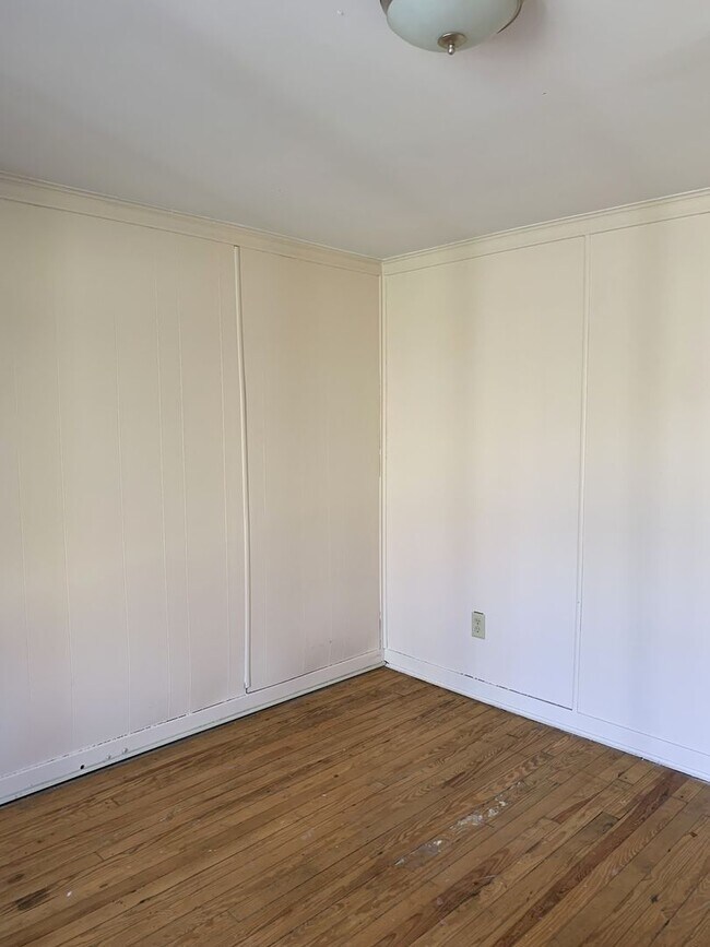 Building Photo - CONTRACT PENDING!! Single family home with...
