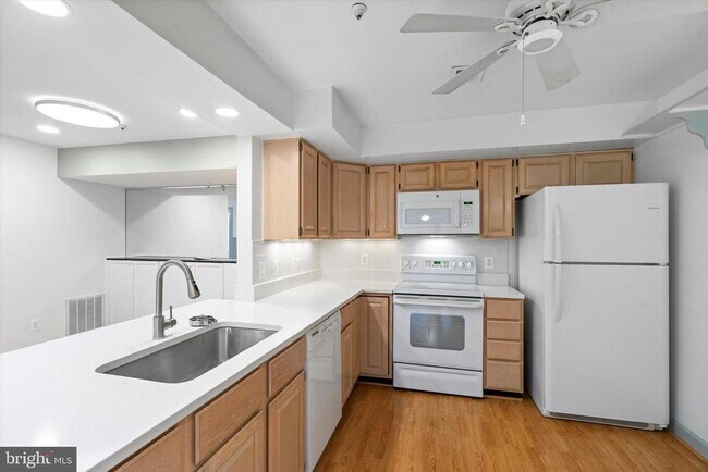 Building Photo - 12221 Fairfield House Dr