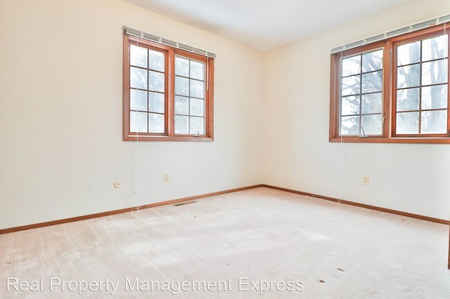 Building Photo - 3605 S Marion Rd