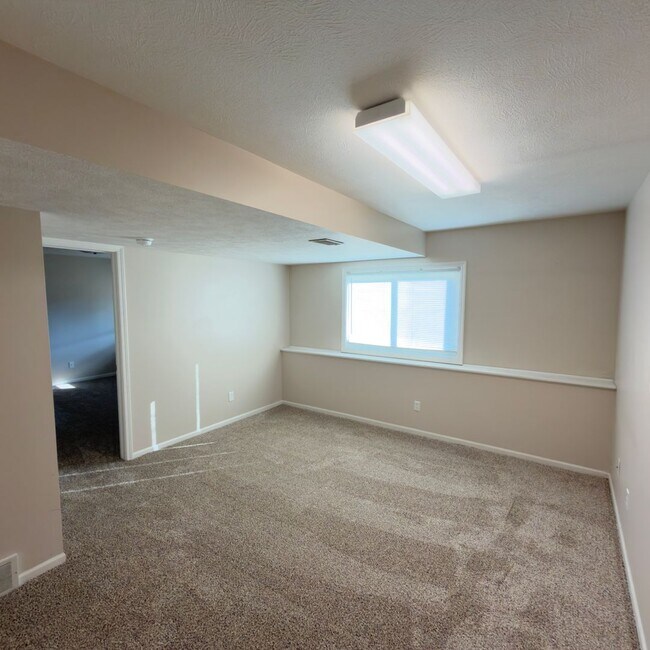 Building Photo - 3 Bedroom Duplex in Rockford!