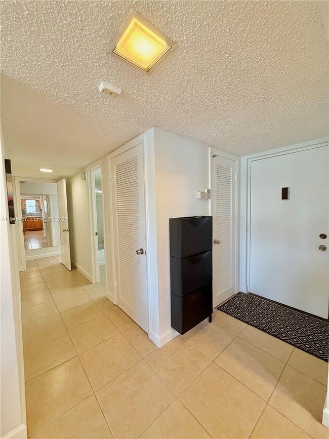 Building Photo - 2324 S Cypress Bend Dr