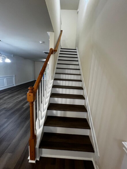 Building Photo - 8526 Quarton Dr