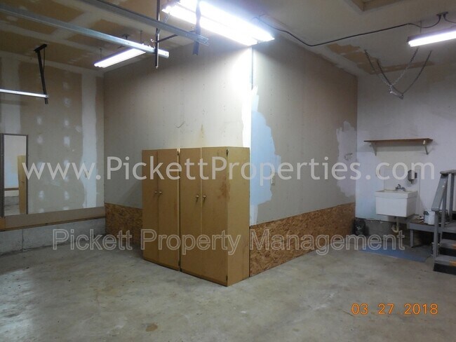 Building Photo - 1715 NW Saenz Ln