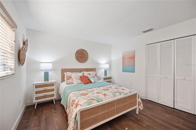Building Photo - 456 Yacht Harbor Dr
