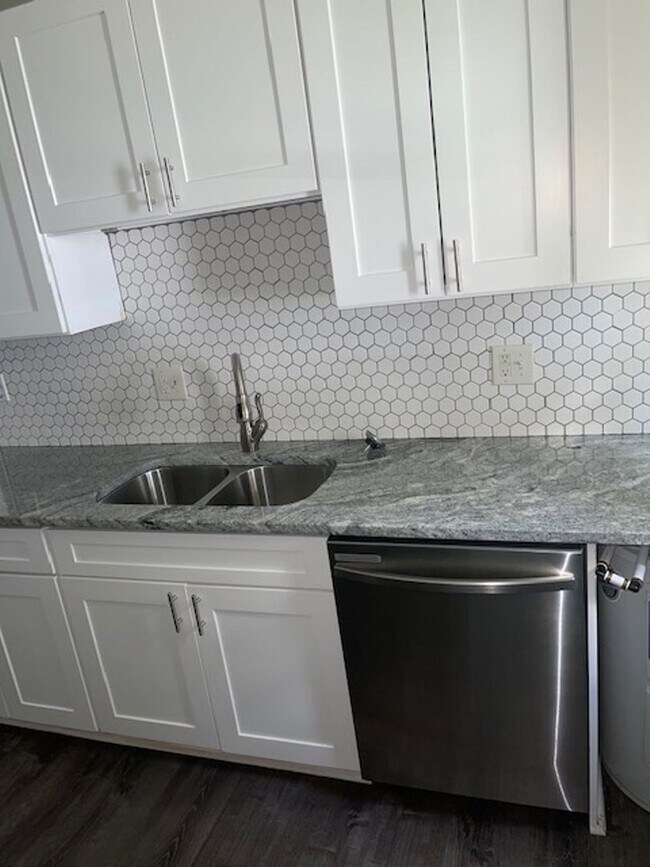 Building Photo - Coming Soon! 2 Bedroom Unit!