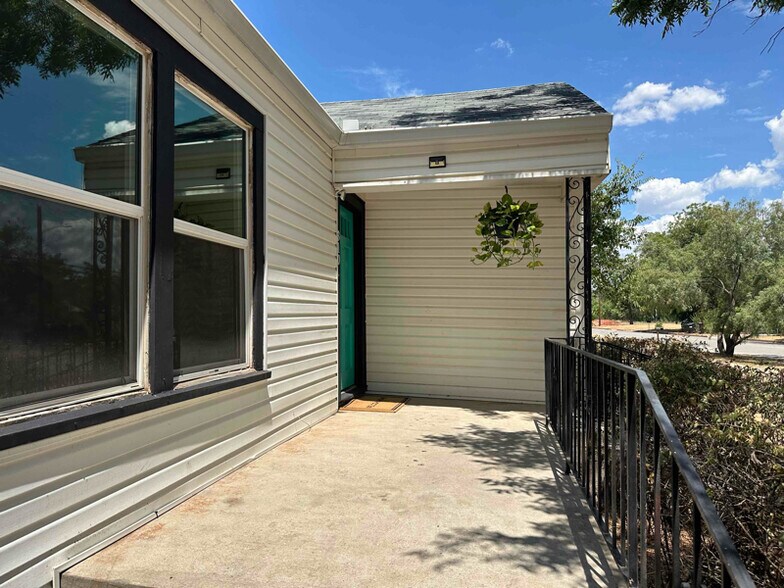 Building Photo - 310 College Dr