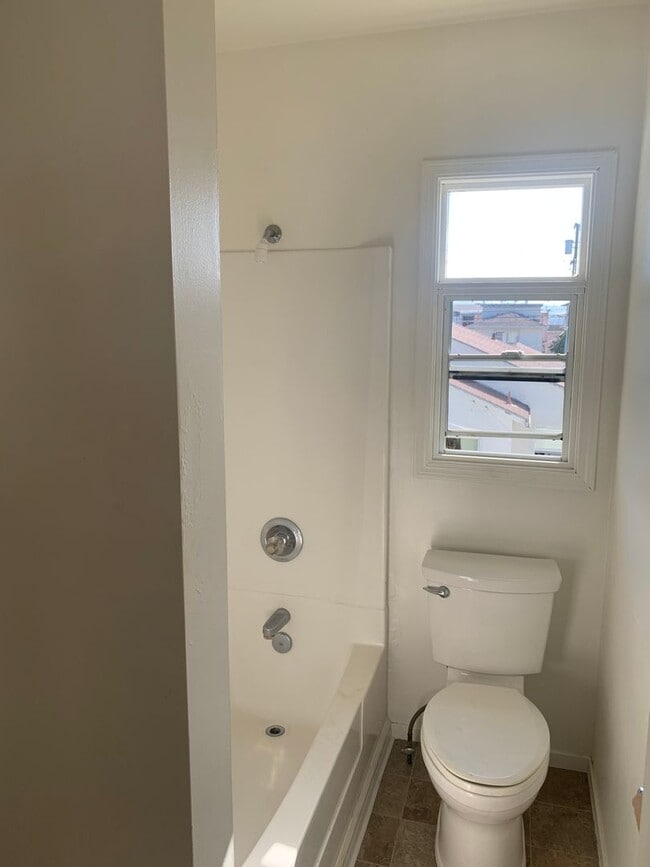 Building Photo - Great 2 bedroom upstairs standalone unit with garage