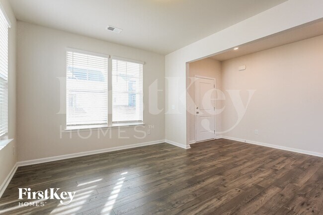 Building Photo - 557 Hillpark Ln