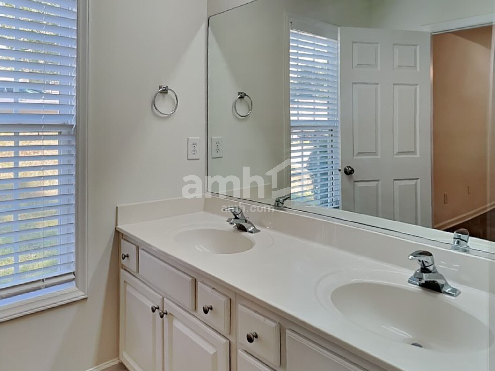 Building Photo - 5765 Regent Village Dr