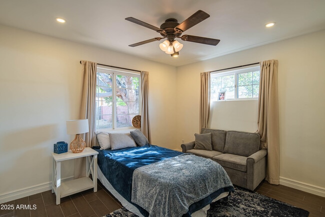 Building Photo - 1909 E Bethany Home Rd