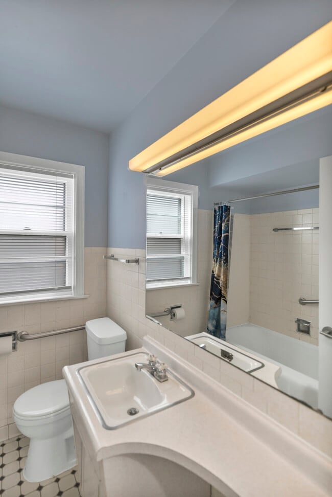 Building Photo - 7418 W Clarence Ave