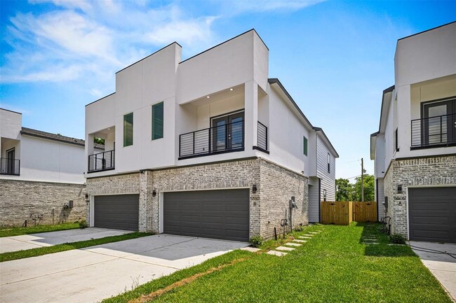Building Photo - 5510 Pershing St
