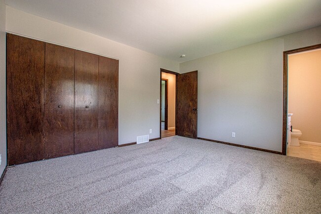 Building Photo - 3 Bedroom / 1.5 Bath with Fenced Backyard and Washer/Dryer in Walnut Grove in Millard!