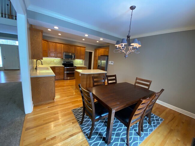 Building Photo - Wonderful Fox Chase home with fantastic sp...
