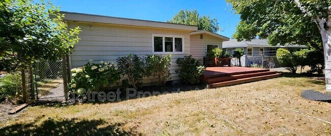 Building Photo - 6910 SW 11th Dr