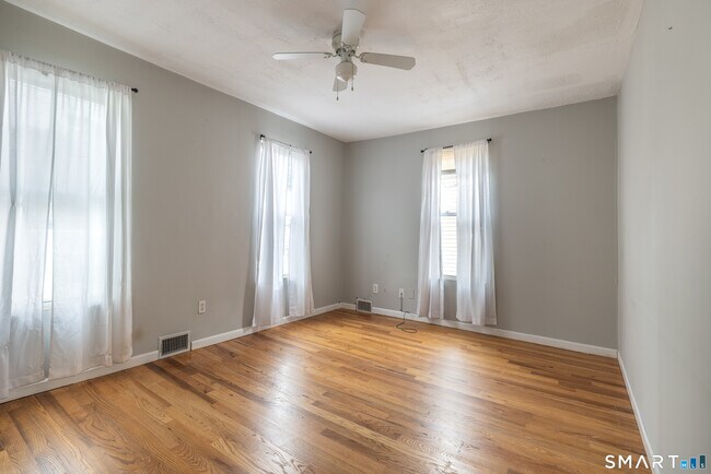 Building Photo - 727 Brewster St