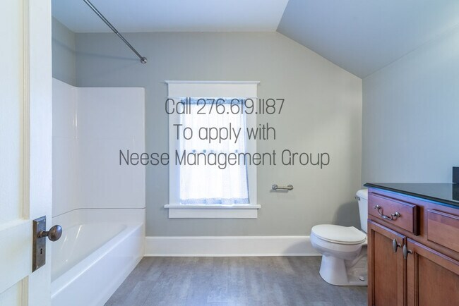 Building Photo - 809 Colonial Rd SW