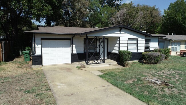 Building Photo - 2113 Cloverdale St