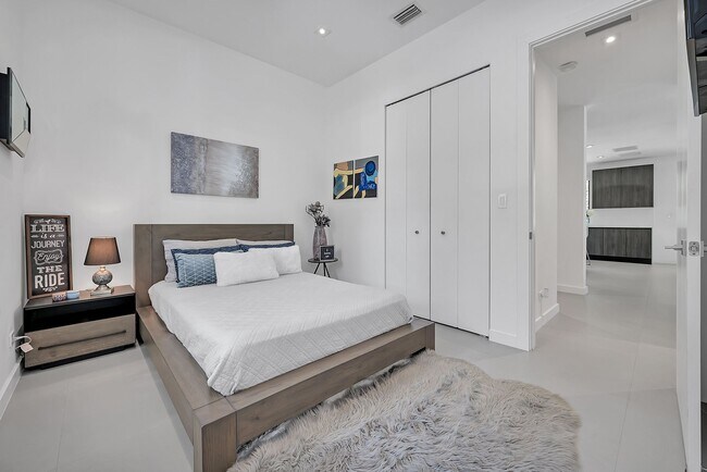 Building Photo - 5921 SW 87th St