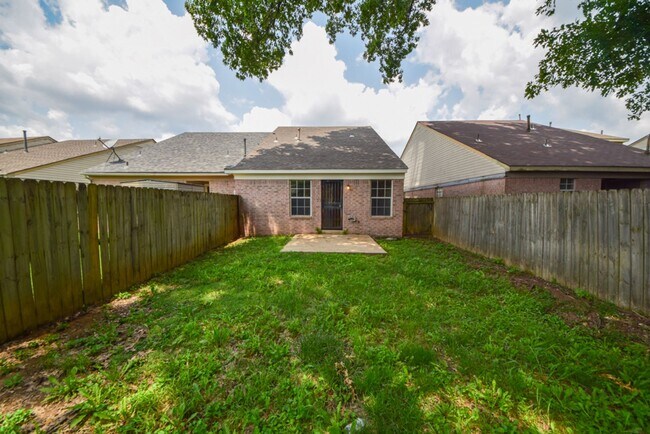 Building Photo - UPDATED and cute 2 bed 2 bath home.