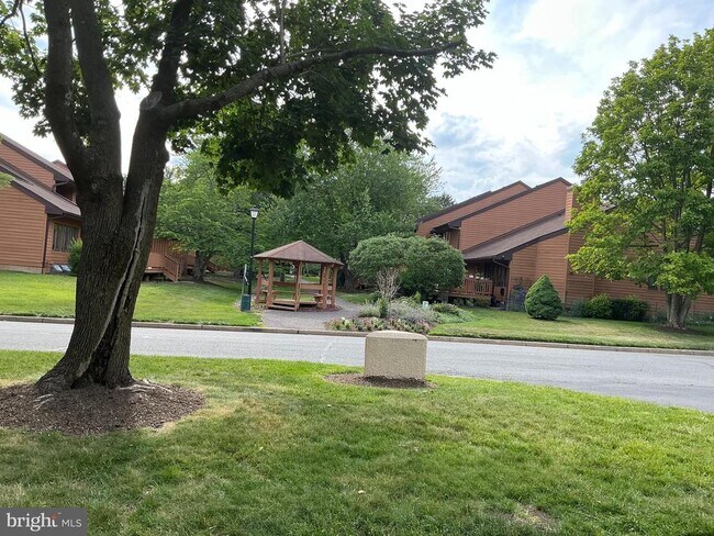 Building Photo - 1306 Sayre Dr