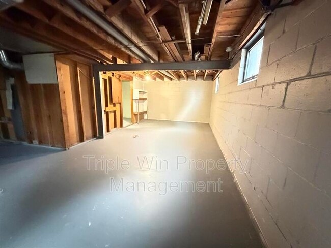 Building Photo - 8664 Belhaven Dr