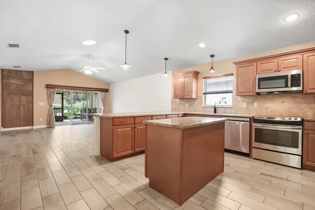 Building Photo - 30429 Island Club Dr