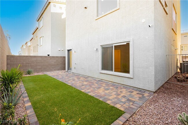 Building Photo - 7977 Mountain Lilac St