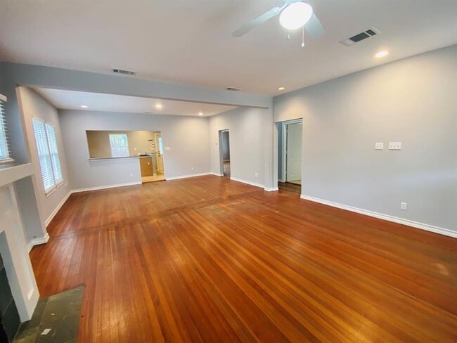 Building Photo - 35TH ST 404 A