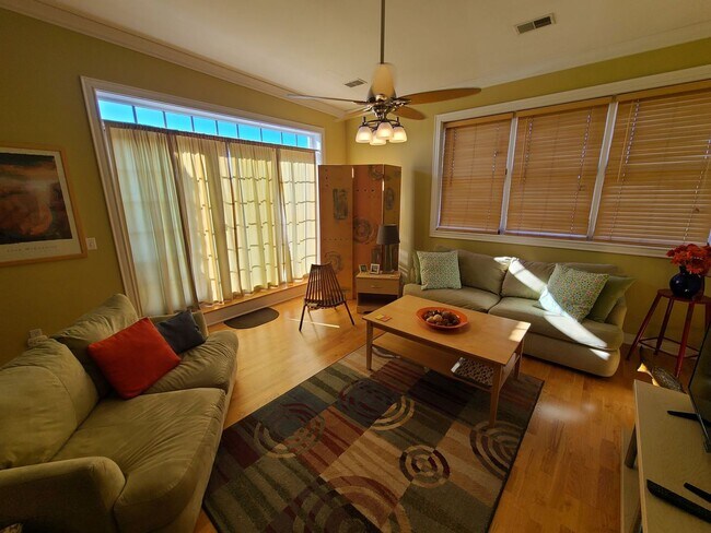 Building Photo - Fully Furnished Executive Condo in Downtow...
