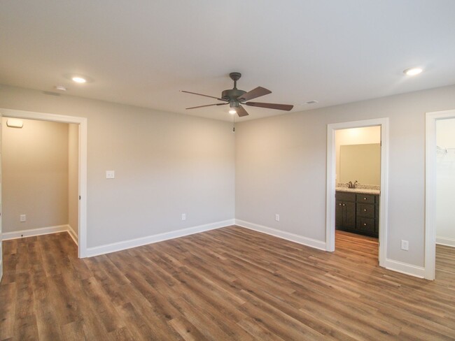 Building Photo - MOVE IN Special - 1st Month Rent FREE - Ca...