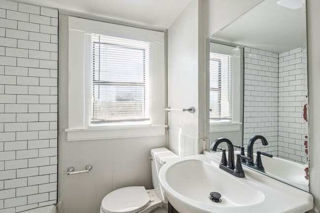 Building Photo - Bright, Spacious & Move-In Ready! Your Tul...