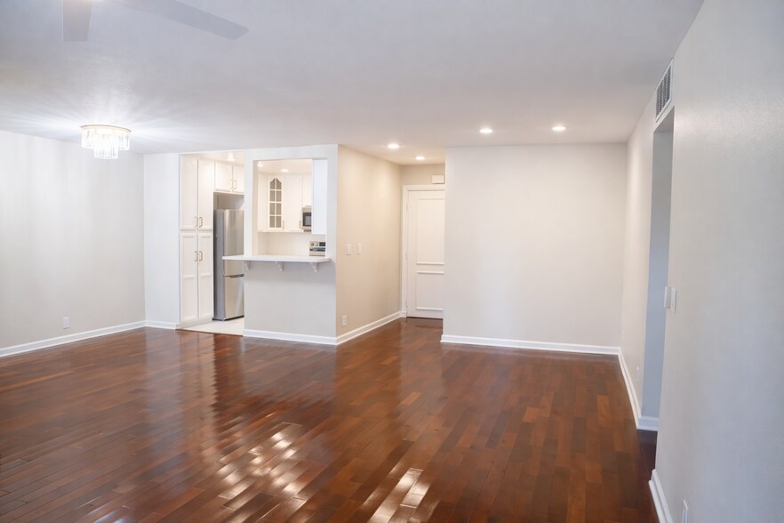 Building Photo - 10425 Caminito Cuervo