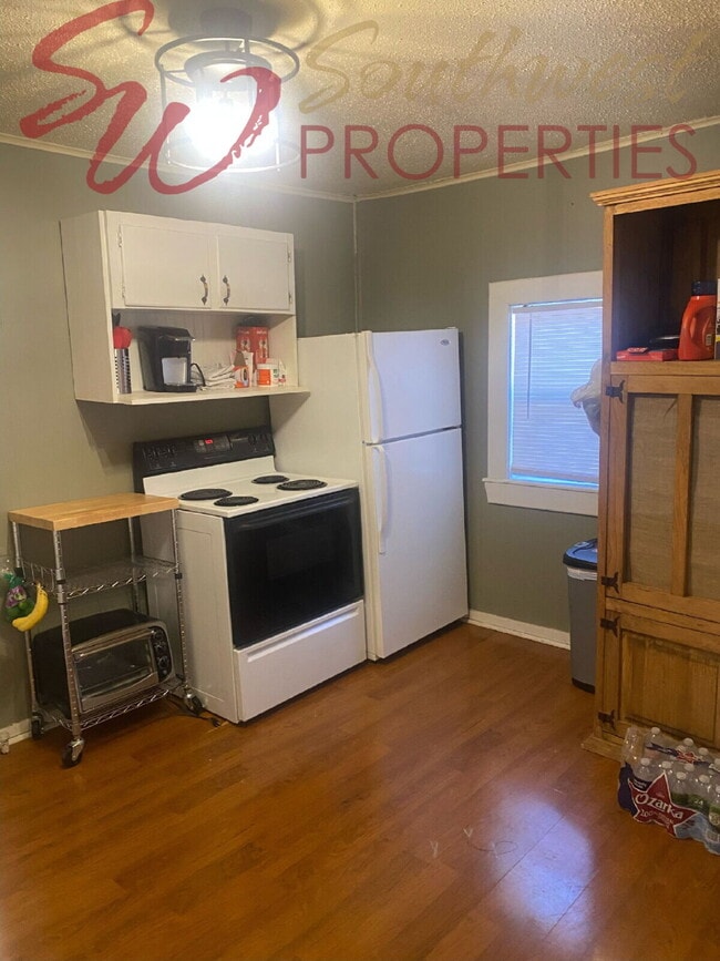 Building Photo - One bedroom home with great backyard!