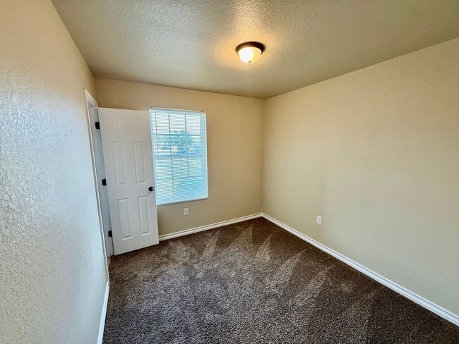 Building Photo - Beautiful 3 BR, 2.5 bath townhome located in the Judson School District