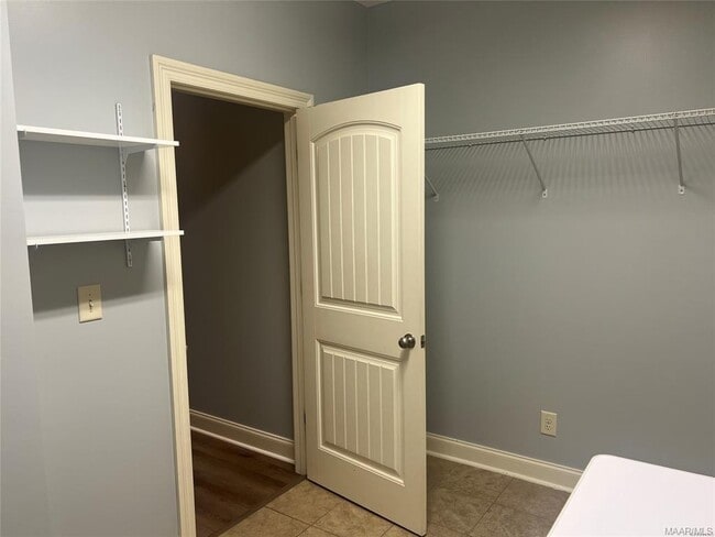 Building Photo - 730 Kingsley Dr