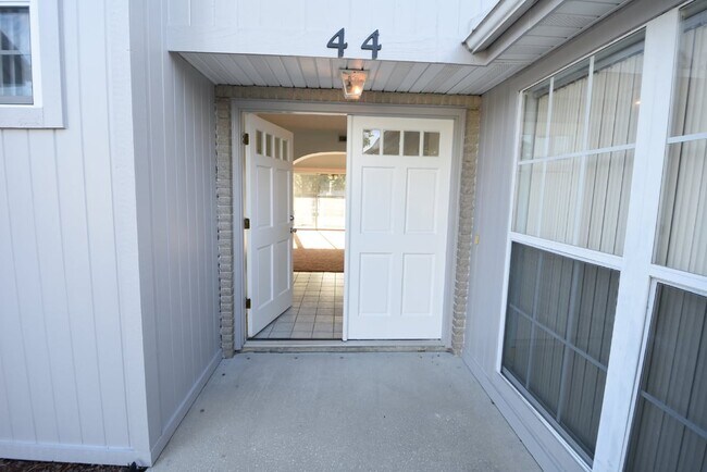 Building Photo - Salt water canal, 2 story home
