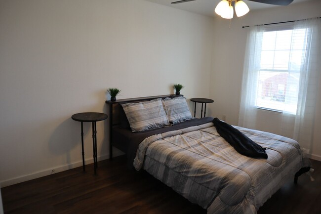 Building Photo - Two-story, 5 bed room, 3 bathroom, 3 livin...